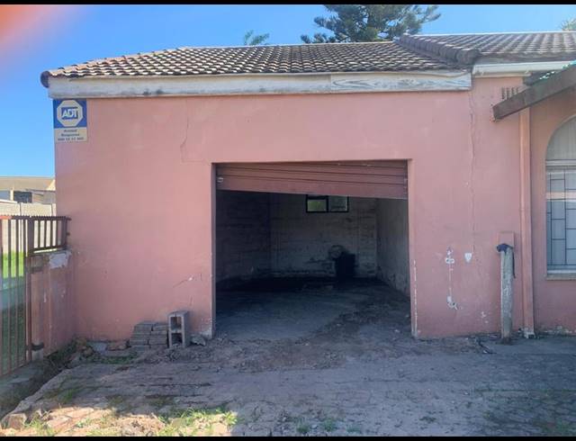 4 BEDROOM HOUSE FOR SALE IN MALIBU VILLAGE